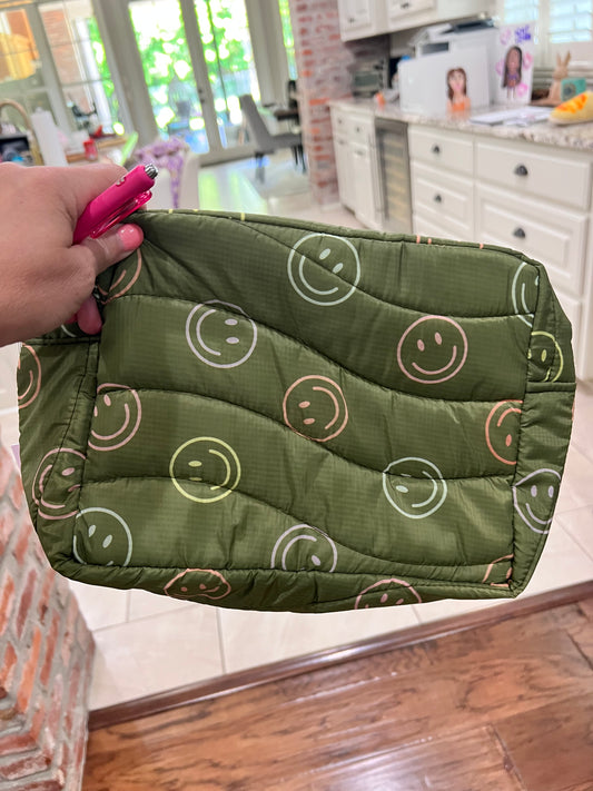 Green smiley med pouch